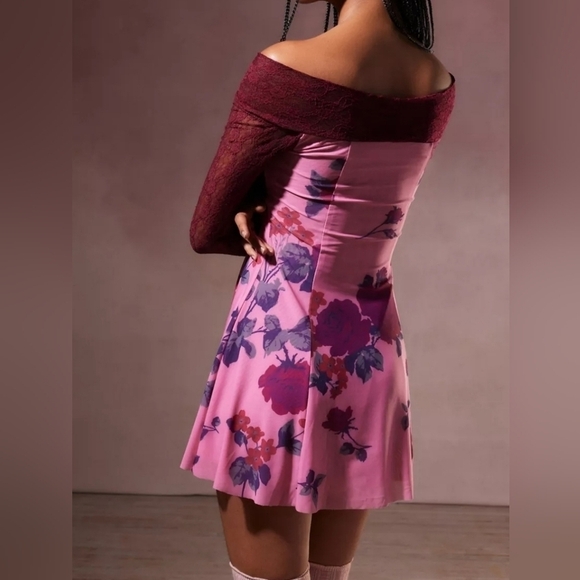 Urban Outfitters Kimchi Blue Sydney Off Shoulder Mini Dress in Pink Combo NWT - Picture 4 of 10